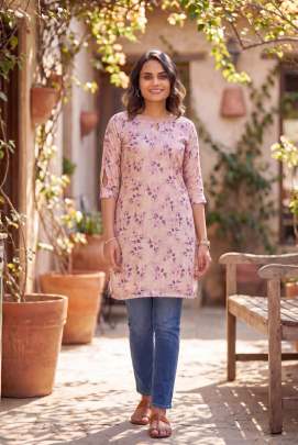 Short length kurti top for daily use with neck and sleeve pattern